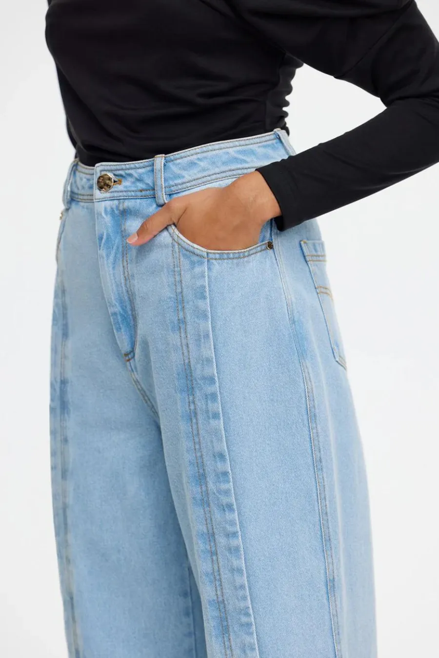 Amesbury Jean Mid Wash